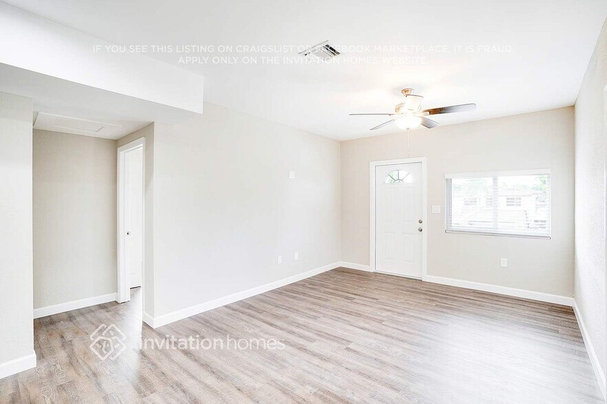 Building Photo - 318 W 17th St