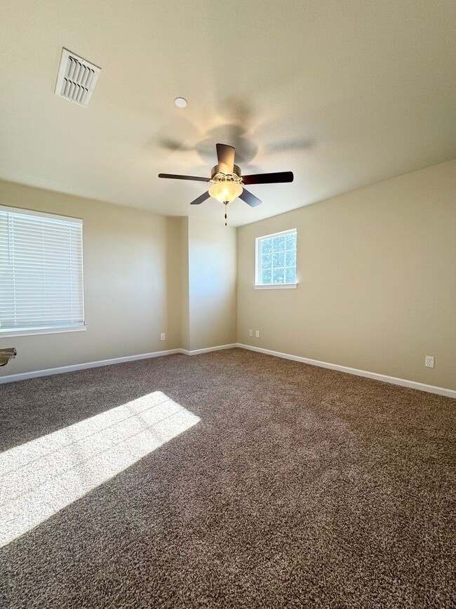 Building Photo - Luxury Townhouse in Vista Ridge Subdivision!