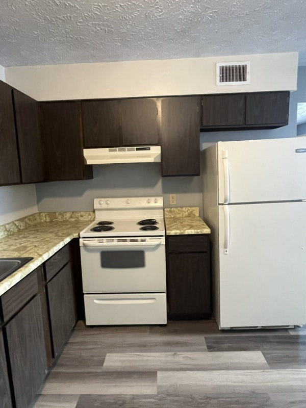 Building Photo - 639 E 10th St