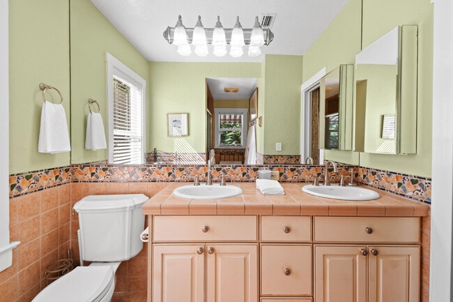 Building Photo - 194 Almeria Rd