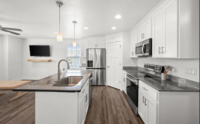 Building Photo - 3 Bedroom/2.5 Bathroom Townhouse in Lehi