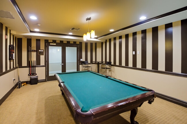 Building Photo - 520 SE 5 Ave