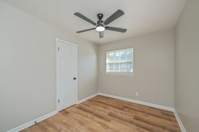 Building Photo - 3 bedroom in Mary Esther Heights!