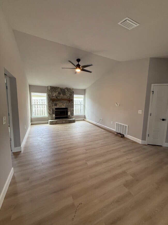 Building Photo - 3-Bedroom Pool Home in Melbourne