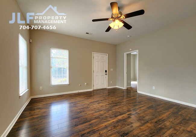 Building Photo - Charming 3 Bed/2 Bath Ranch in Charlotte!