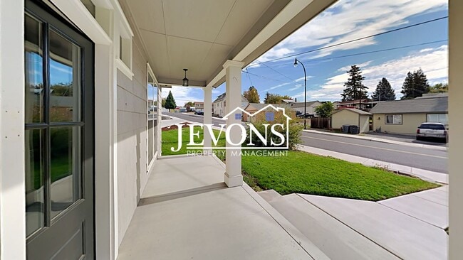 Building Photo - Spacious 4-bedroom home with fully equippe...