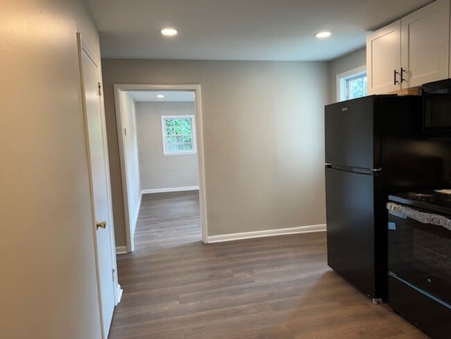 Building Photo - Newly Renovated Unit!