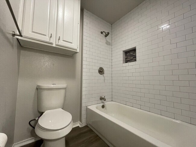 Building Photo - AVAILABLE NOW - 2 BEDROOM 2 BATH TOWNHOME ...