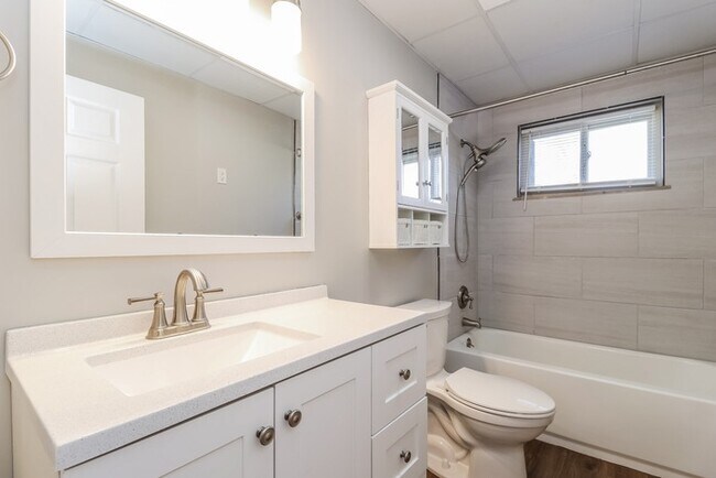 Building Photo - Gorgeous 4 Bedroom Ranch