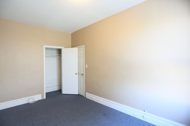 Building Photo - Spacious 3BR/1BA Full Floor Flat in North ...
