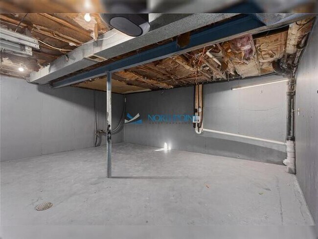 Building Photo - 4 bed, 2 bath, large backyard, SPECIALS AVAILABLE!