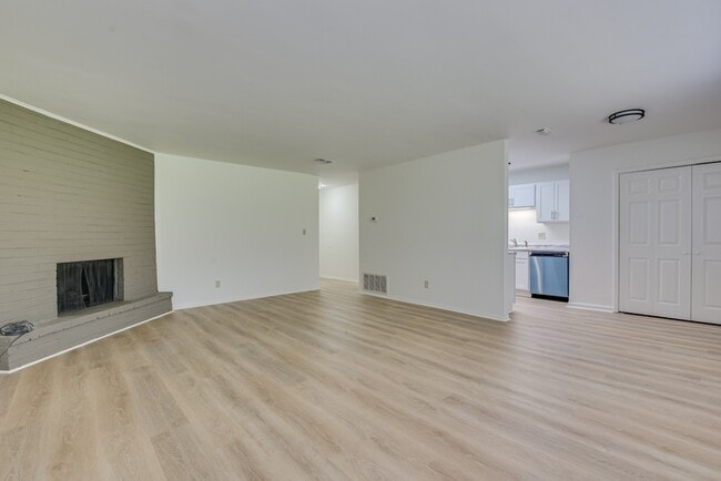 Building Photo - 4315 Parkwood Dr