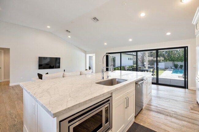 Building Photo - Beautifully furnished Arcadia Lite Rental Home!