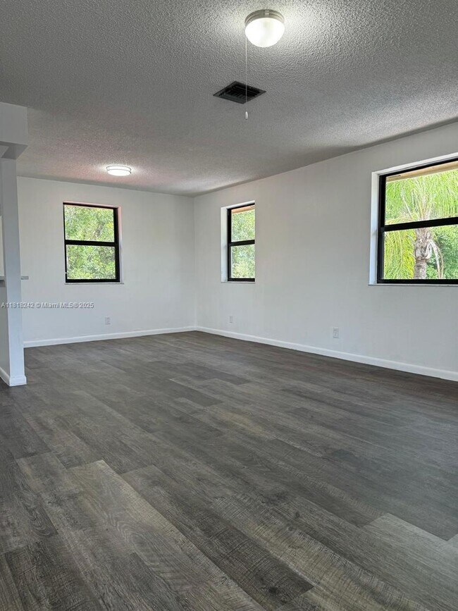 Building Photo - 10875 NW 45th St