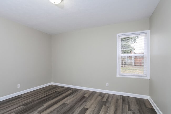 Building Photo - 327 Whitewater Dr