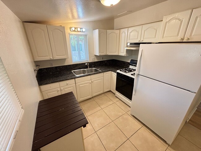 Building Photo - Charming 2Bed/1Bath apartment W/ Private front yard w/ porch and oversized backyard in Henderson