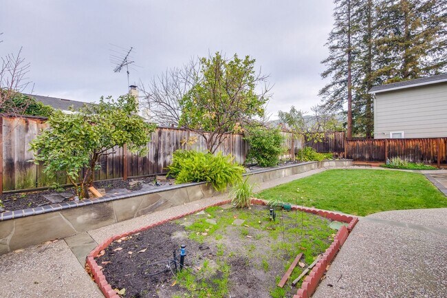 Building Photo - Warm and Inviting 3 bedroom, 2 Bath Home