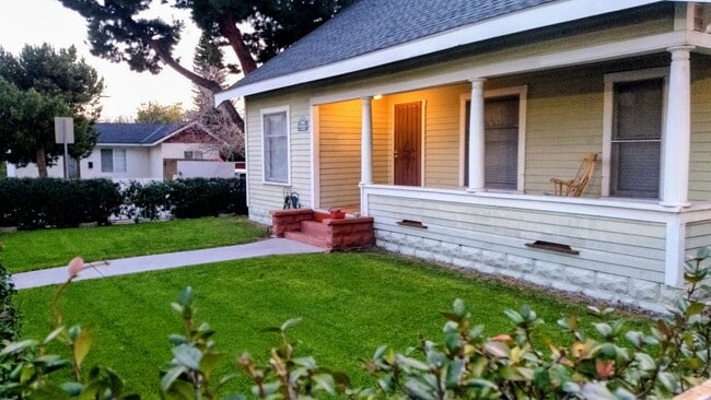 Building Photo - 3 Bedroom 1 Bath House with a Large Backya...