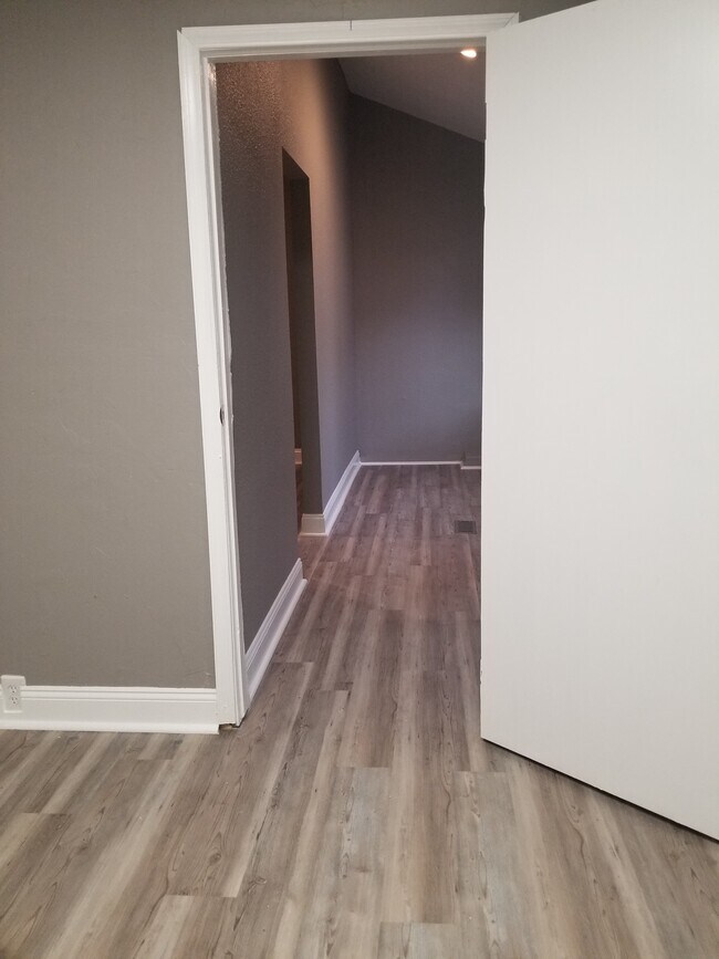 Foyer - 519 Carothers Ave