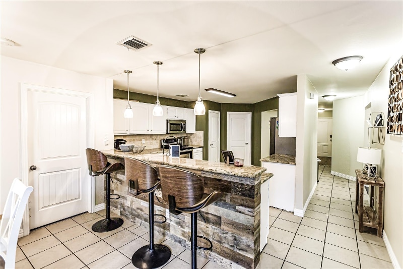 Building Photo - 2048 Lake Trail Dr