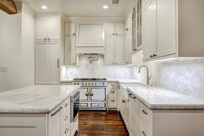 Building Photo - 5124 Chevy Chase Dr