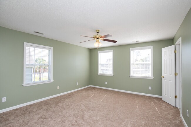Building Photo - 4 Bedroom 2 Bath