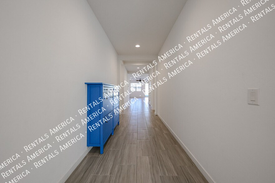 Building Photo - 2256 E Ridgewood Ln