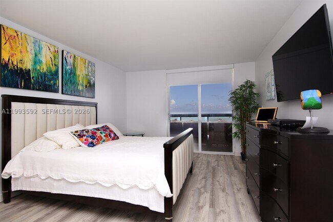 Building Photo - 2555 Collins Ave