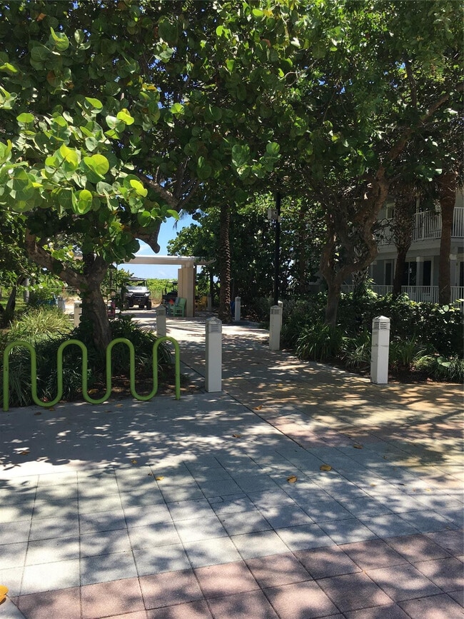 Building Photo - 4565 N Ocean Dr