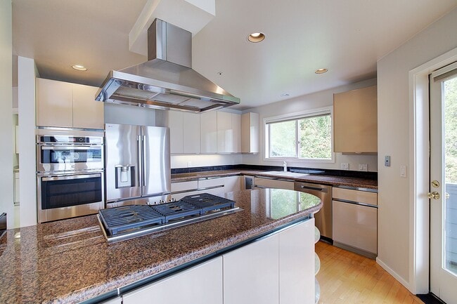 Building Photo - 4bd/3.5ba Mercer Island Home