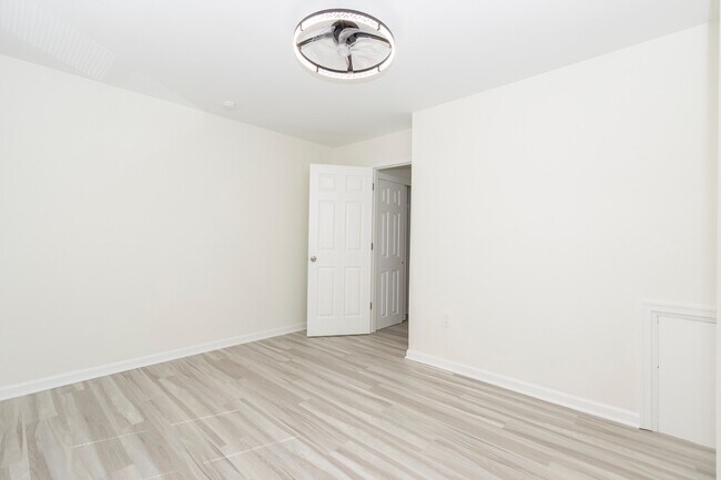 Building Photo - 2711 Oakford St