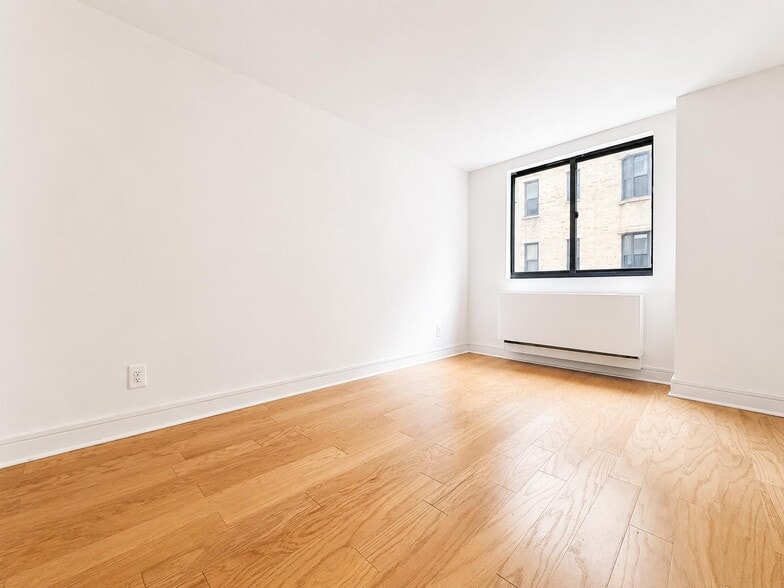 Building Photo - 323 W 96th St