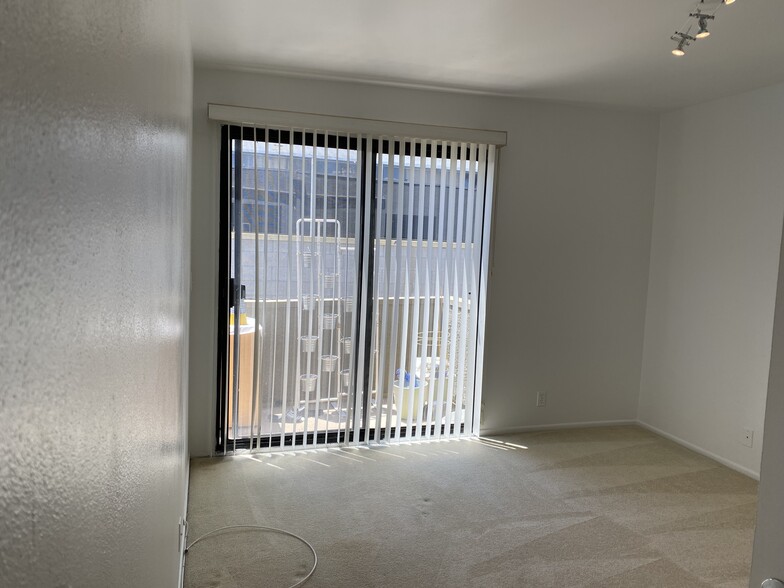 Guest bdrm with balcony access - 2121 Beloit Ave