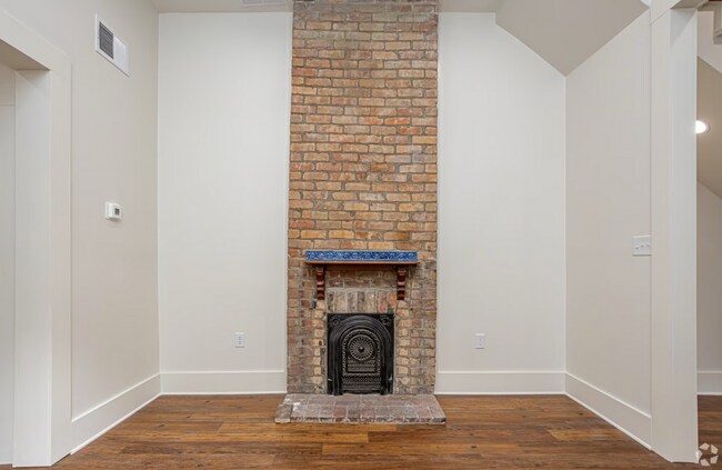 Building Photo - Newly Renovated Uptown Apt near Prytania St