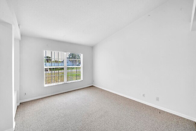 Building Photo - 446 SW S Quick Cir