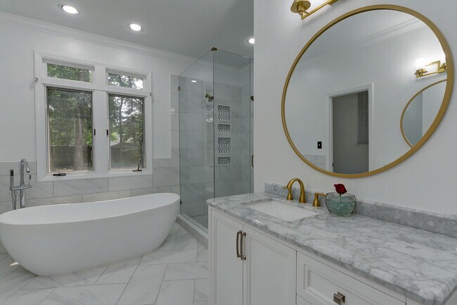 Building Photo - 801 Brightwood Ln