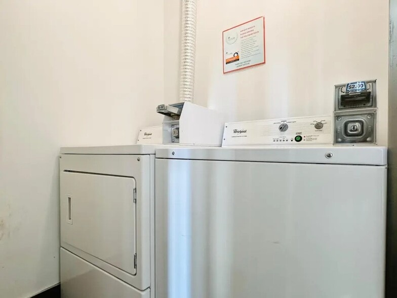 Building Photo - Furnished room/NOT APARTMENT