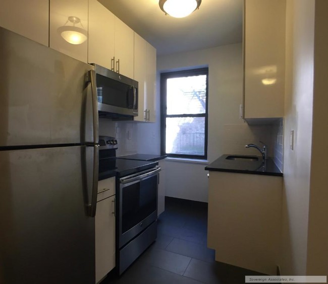 Kitchen - 700 Fort Washington Avenue