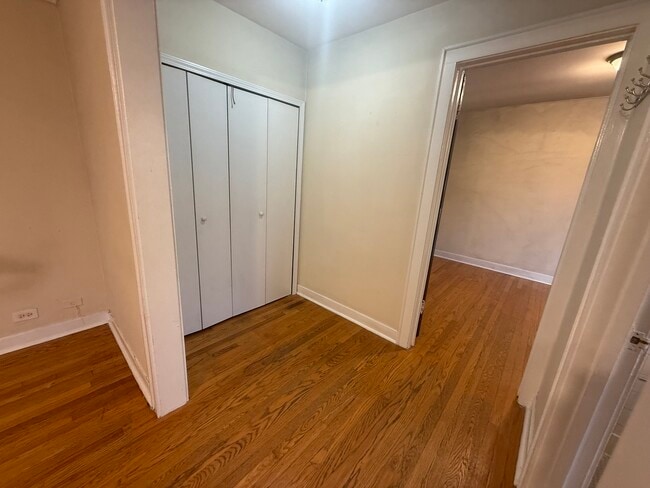 Building Photo - 18 E Northwest Hwy