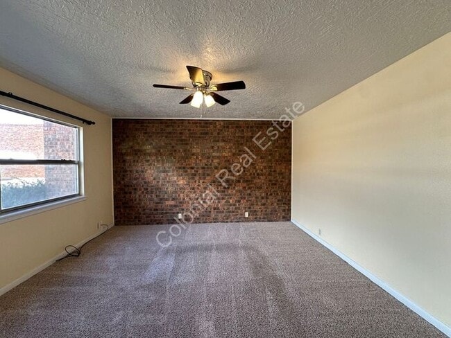 Building Photo - Gorgeous Multi-story Townhouse with Washer...
