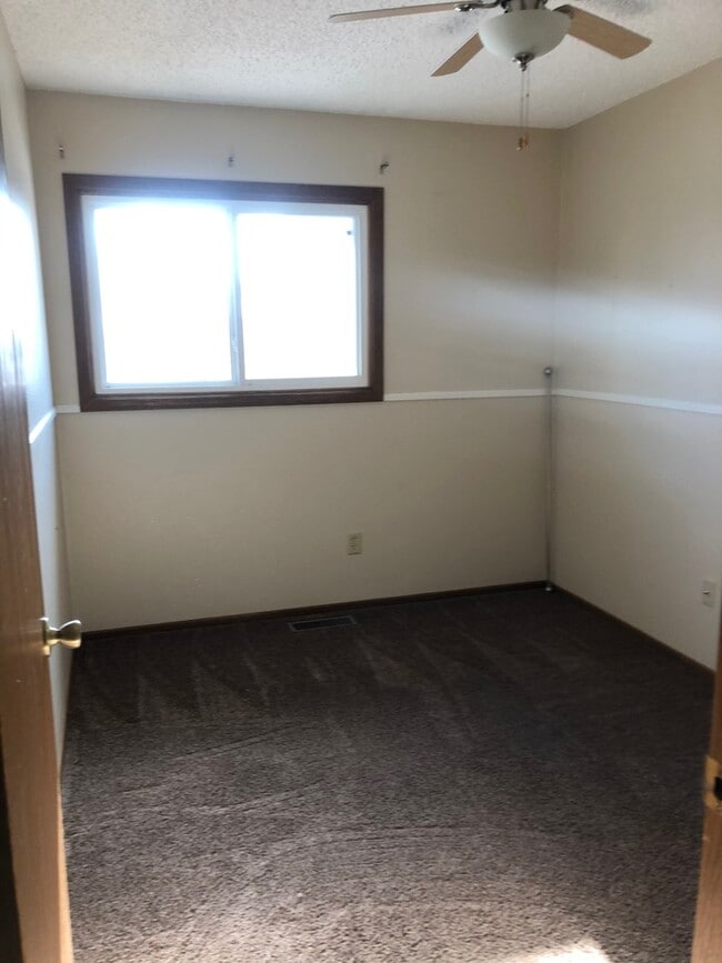 Building Photo - 3 bedroom 1.5 bath Twin Home