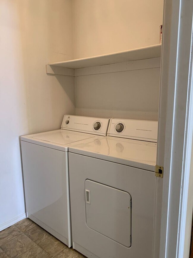 Building Photo - $300 OFF OF YOUR FIRST MONTHS RENT!!! 2 Bedroom Apartment for Lease - 1 Mile from University of A...