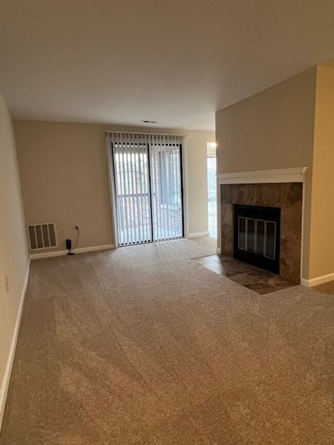 Building Photo - TOP LEVEL 2 BEDROOM 2 BATH CONDO IN FARMINGDALE ESTATES