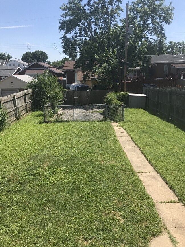 Building Photo - Beautiful renovated home