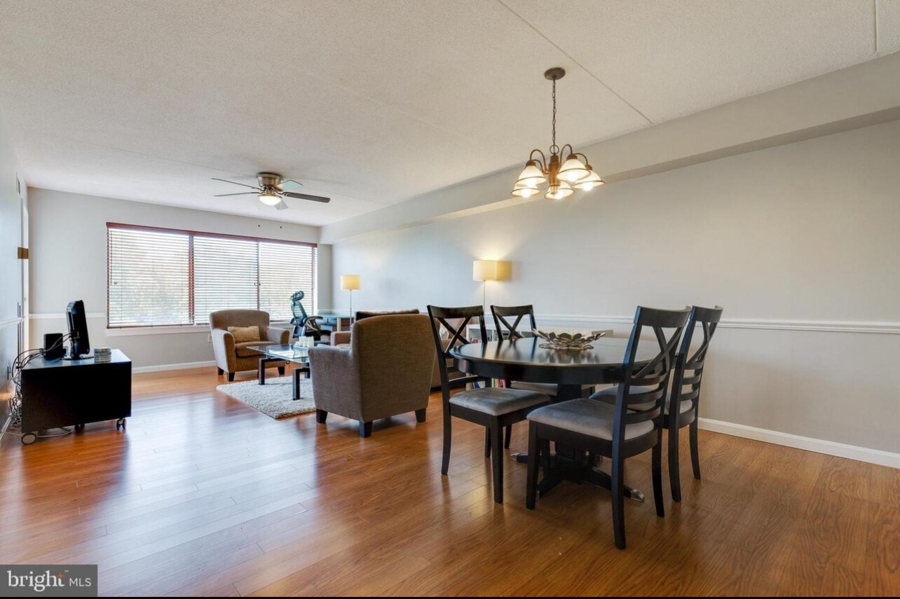 Dining area - 6300 Stevenson Ave