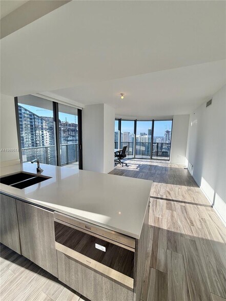 Building Photo - 801 S Miami Ave