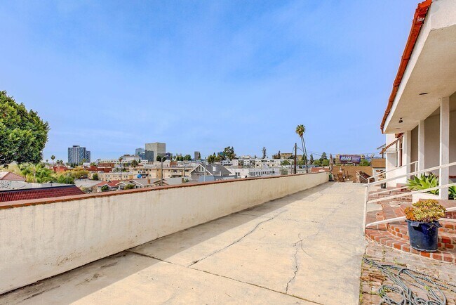 Building Photo - 288 S Coronado St