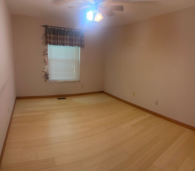 Building Photo - Spacious Home in Ladue Schools