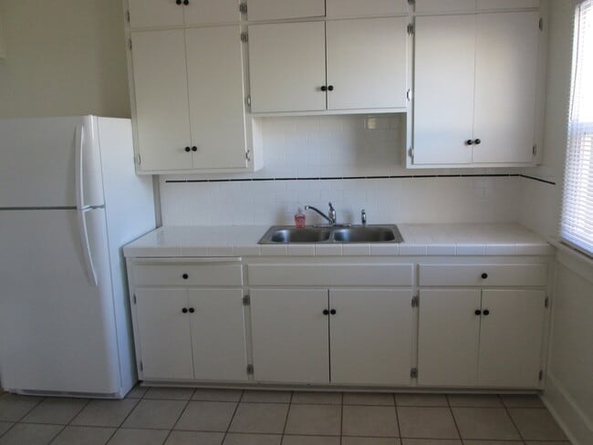 Building Photo - Large 4 Bedroom Craftsman Style Home in No...