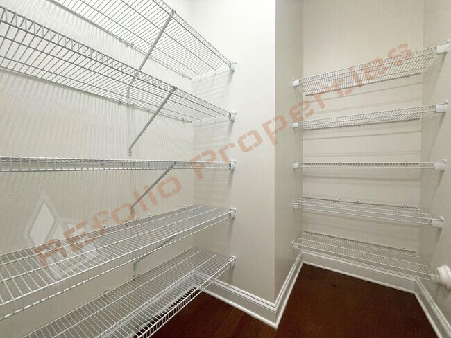 Building Photo - Beautiful 5 Bedroom End Unit Townhouse wit...
